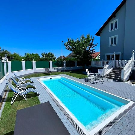 Luxurioeses Apartment Mit Pool Vienna Esterno foto